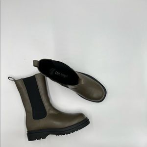 Cape Robbin Dark Green & Black Vegas Chelsea Boots - size 10